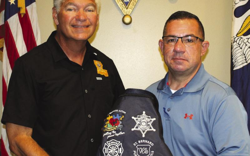 Sheri James Pohlmann and SBSO Sgt. Jerey Vega, a board member of the St. Bernard Autism Awareness Krewe, with sensory bags designed to help equip deputies with tools to better assist individuals with autism or sensory sensitivities during emergency situations.