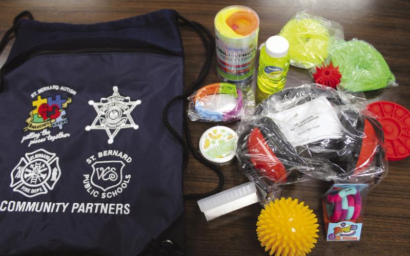 The St. Bernard Autism Awareness Krewe donated sensory bags to the St. Bernard Sheri's Oce and the St. Bernard Fire Department to help first responders better assist individuals with autism or sensory sensitivities. Each bag includes calming items like noise-reducing headphones and fidget toys. The initiative aims to promote understanding and readiness when supporting neurodiverse individuals.