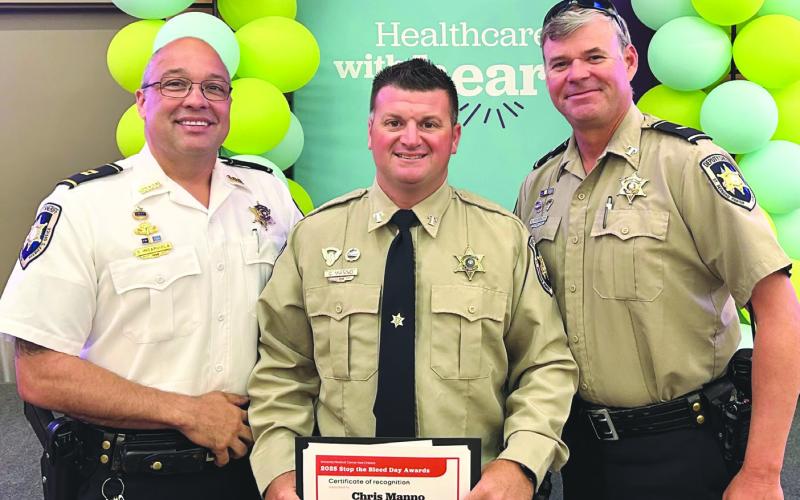 St. Bernard Sheri's Oce Dep. Christopher Manno, center, was recently honored by University Medical Center New Orleans' Trauma Program during a Lifesaving Recognition Service. With Dep. Manno are: Capt. Stephen Ingargiola, director of training, left, and Lt. Brent Bourgeous of the Trac Division.