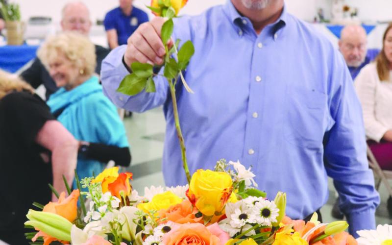 Kiwanis Holds Spiritual Aims Meeting To Honor Late Club Members