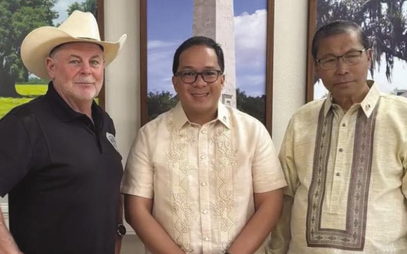 (From left to right) Parish president Louis Pomes, Consul General Gunther Emil M. Sales, and Deputy Consul General Robert Romero pose for a photo during the General Consul’s visit to the parish.