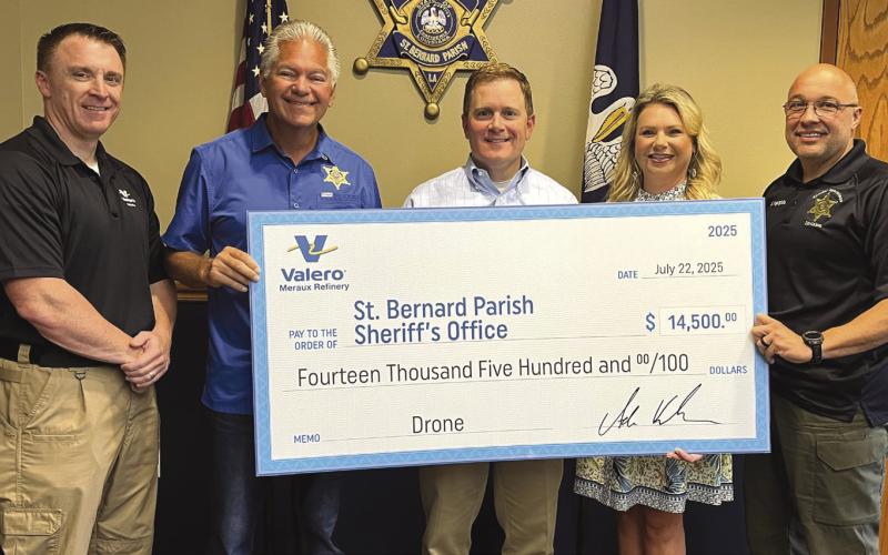 Pictured from left are: Stephen Bull, Valero Security Manager; Sheri James Pohlmann; Adam Kuehne, Valero Vice President and General Manager; Stevie Crovetto, Valero Public Aairs Manager; and Capt. Stephen Ingargiola, SBSO Director of Training.