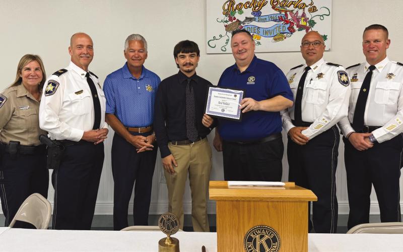 Reed Wallace, is in his second summer working as an intern at the St. Bernard Sheri 's O ce Correctional Facility, received a Kiwanis Club of St. Bernard Sammie Catalanotto LifeSaver Award. With Wallace are from left: Sgt. Darlene Langsford, Col. Kevin Sensebe, Sheri James Pohlmann, Kiwanian Ellis Fortinberry, Capt. Stephen Ingargiola and Col. Daniel Bostic Jr.