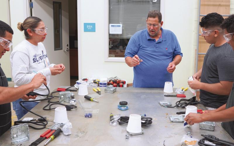 The Workforce Division at Nunez Community College will oer Introduction to Construction in Spanish free to non-credit students starting Jan. 20. Pictured, instructor Rustin Treadaway leads students through a lesson on wiring and electricity during a previous NCCER Core Construction class taught in Spanish in Summer 2025.