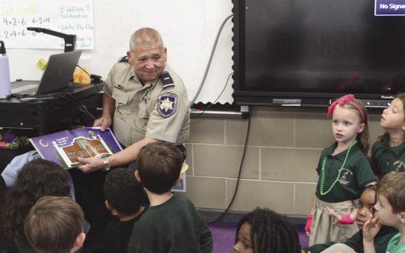 Lt. Eric Eilers from SBSO's Community Relations division, spent some time with Joseph Davies Elementary students during Literacy Week.