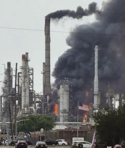 An explosion and . re broke out at Chalmette Re. nery just before 1 p.m. on Friday May 8. No injuries have been reported. Photo from WWL