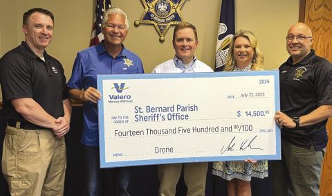 Pictured from left are: Stephen Bull, Valero Security Manager; Sheri James Pohlmann; Adam Kuehne, Valero Vice President and General Manager; Stevie Crovetto, Valero Public Aairs Manager; and Capt. Stephen Ingargiola, SBSO Director of Training.