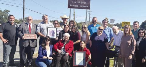 Rep. Mike Bayham, along with St. Bernard Parish ocials, dedicate a portion of LA 39 to former businessman and long-time elected ocial Lynn B. Dean, who passed away in 2022 at the age of 98. Dean's family and friends were also in attendance for the dedication.