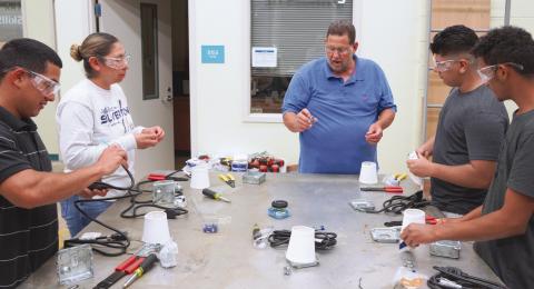 The Workforce Division at Nunez Community College will oer Introduction to Construction in Spanish free to non-credit students starting Jan. 20. Pictured, instructor Rustin Treadaway leads students through a lesson on wiring and electricity during a previous NCCER Core Construction class taught in Spanish in Summer 2025.