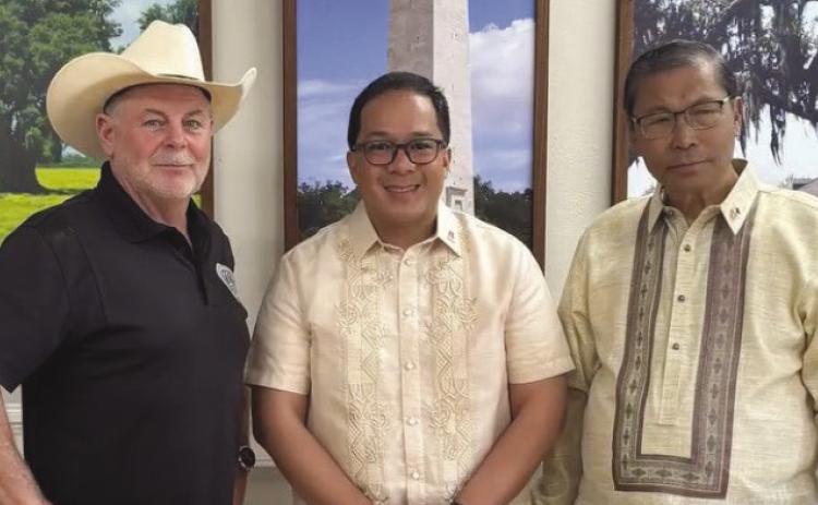 (From left to right) Parish president Louis Pomes, Consul General Gunther Emil M. Sales, and Deputy Consul General Robert Romero pose for a photo during the General Consul’s visit to the parish.