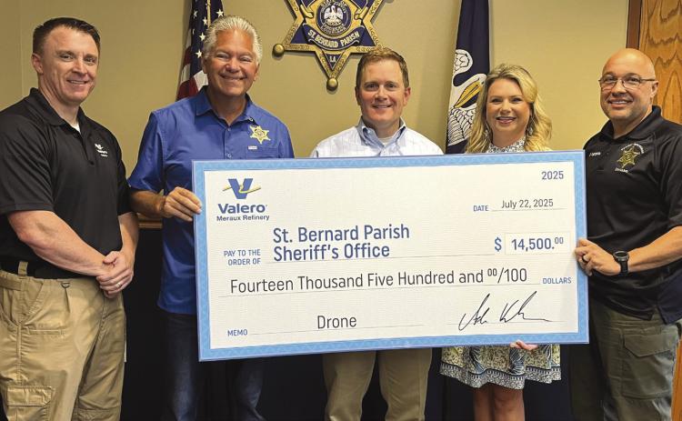 Pictured from left are: Stephen Bull, Valero Security Manager; Sheri James Pohlmann; Adam Kuehne, Valero Vice President and General Manager; Stevie Crovetto, Valero Public Aairs Manager; and Capt. Stephen Ingargiola, SBSO Director of Training.