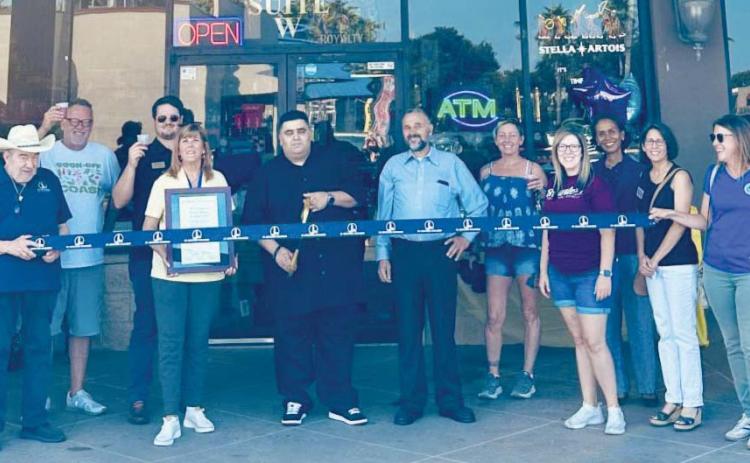 Council members Patrice Cusimano and Ryan Randall, representatives from the Parish President's Oce, the St. Bernard Chamber of Commerce, and community members join owner Shade Ahmad and Royalty Discount employees to cut the ribbon and celebrate the store's grand opening on Judge Perez Drive.